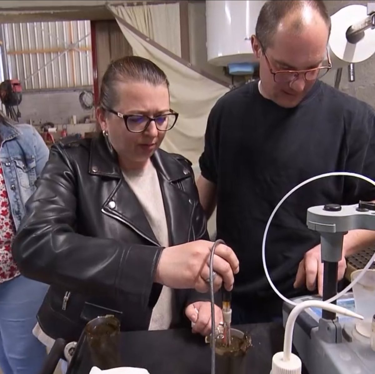 ZeBasQ's tweet photo. À quel moment il s’est dit que ce serait une bonne idée pour ses prétendantes bien habillées avant le resto ?
#ADP #ADP26 #ADP2026 https://t.co/vTMuTqYJ7y