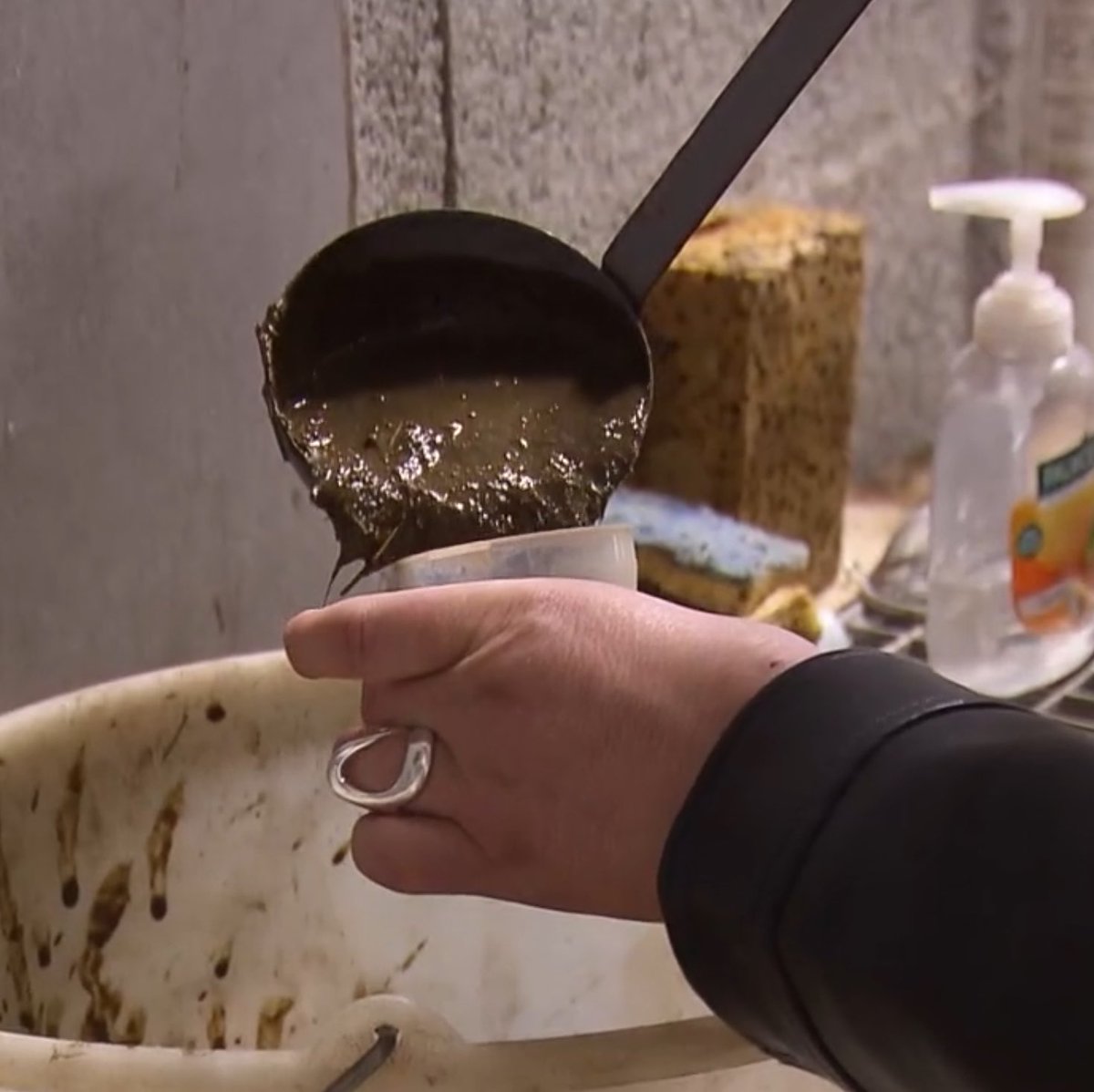 ZeBasQ's tweet photo. À quel moment il s’est dit que ce serait une bonne idée pour ses prétendantes bien habillées avant le resto ?
#ADP #ADP26 #ADP2026 https://t.co/vTMuTqYJ7y