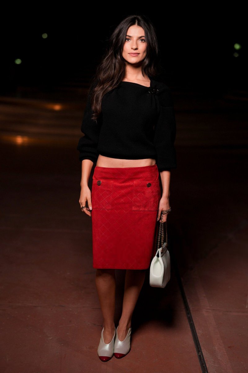 ellarubinbra's tweet photo. IMPECÁVEL! Ella Rubin na sua chegada ao desfile da 'Chanel' durante a PFW. 🖤 https://t.co/jLT4H7rNBb