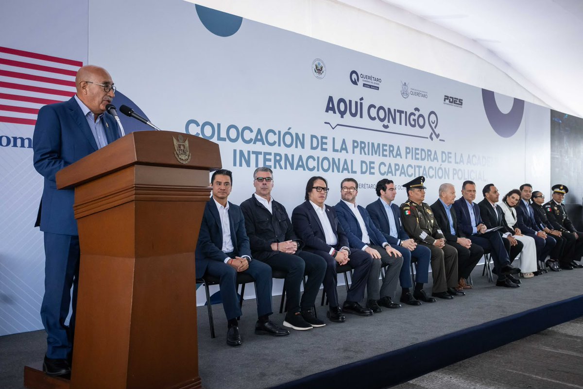 azucenau's tweet photo. 🚨Pese a lo señalado por la presidenta Claudia Sheinbaum, quien afirmó que el gobierno de Querétaro no invitó a autoridades federales al inicio de la Academia Internacional de Capacitación Policial, el acto sí contó con representantes de instituciones de seguridad.

Entre los asistentes estuvieron Aldo Raúl Gómez Quintero, comandante interino de la XVII Zona Militar; Javier Rodríguez Uribe, delegado de la FGR en Querétaro, y el capitán primero David Valadez Arenas, en representación de la Guardia Nacional.