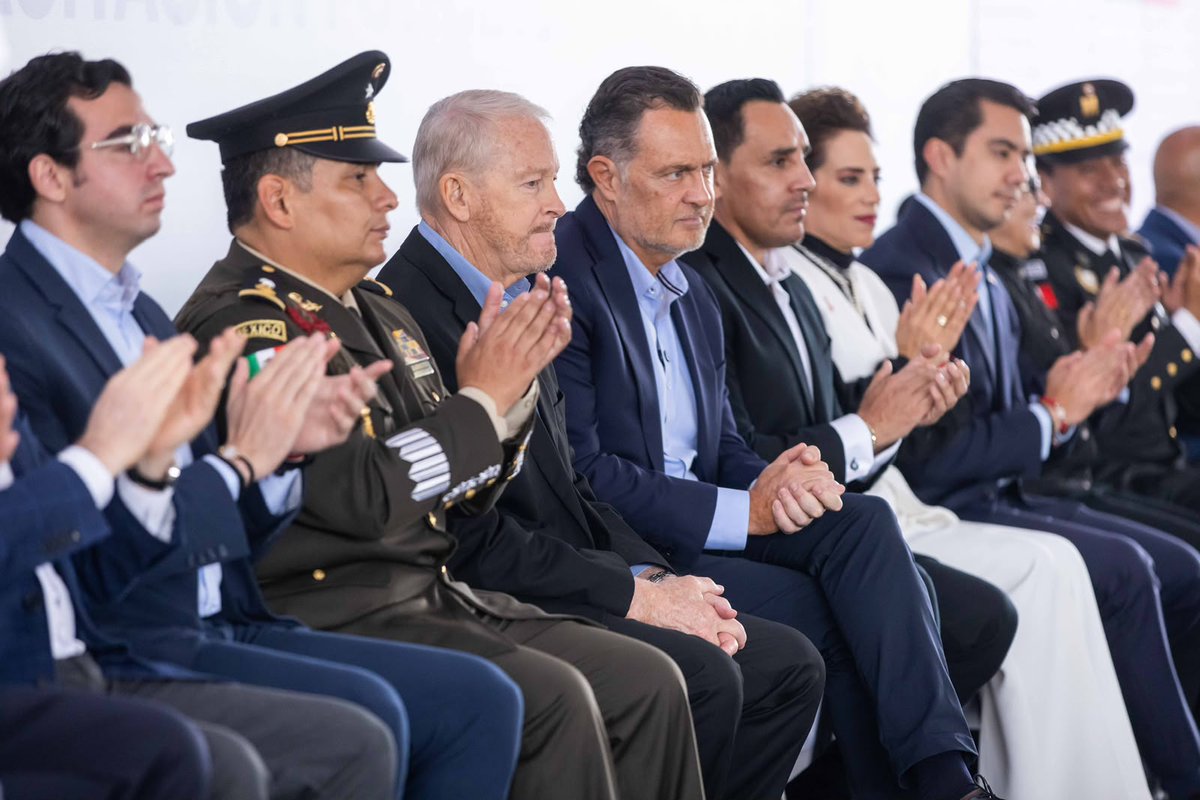 azucenau's tweet photo. 🚨Pese a lo señalado por la presidenta Claudia Sheinbaum, quien afirmó que el gobierno de Querétaro no invitó a autoridades federales al inicio de la Academia Internacional de Capacitación Policial, el acto sí contó con representantes de instituciones de seguridad.

Entre los asistentes estuvieron Aldo Raúl Gómez Quintero, comandante interino de la XVII Zona Militar; Javier Rodríguez Uribe, delegado de la FGR en Querétaro, y el capitán primero David Valadez Arenas, en representación de la Guardia Nacional.