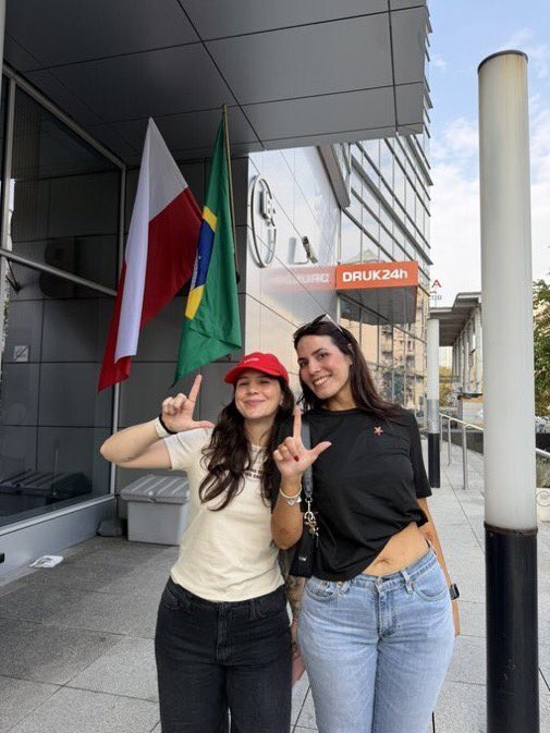 questiona_te's tweet photo. 🇯🇵 | Imigrantes brasileiras que foram denunciadas na Polônia por Dominik Tarczyński após apoiarem o comunismo estarão também a ser denunciadas no Japão.

Milhões de japoneses mobilizaram-se para as denunciar e as proibir de entrar no país. https://t.co/haEhIV3MAR