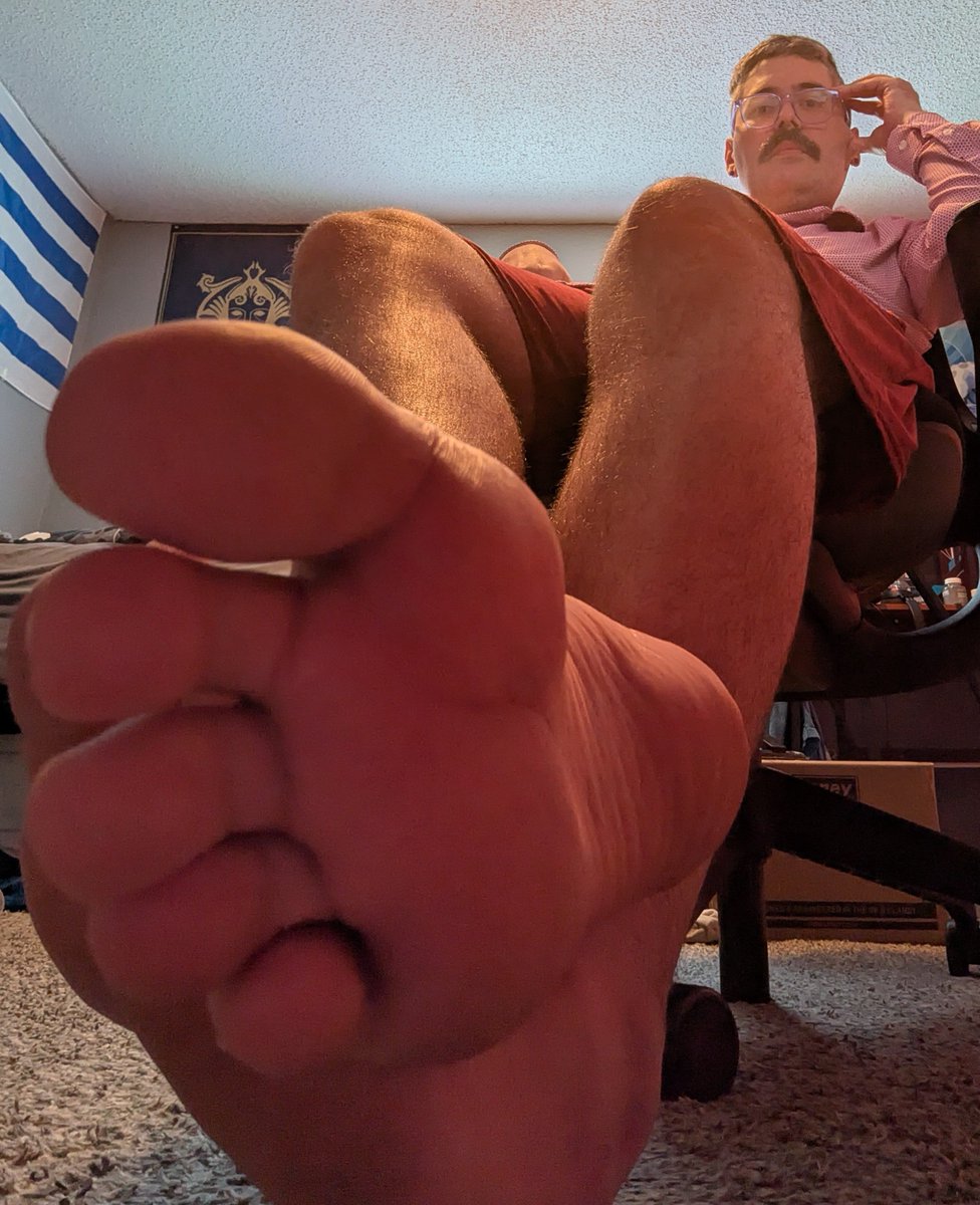 FoxyFootFaggot's tweet photo. At work they don't know this foot slut is letting these stinky feet out during meetings or that I am always thinking about huffing someone's feet like a good foot f@g! Benefits of working from home. If you were here you could capitalize on some other of those benefits. https://t.co/C0u7yfsZB5