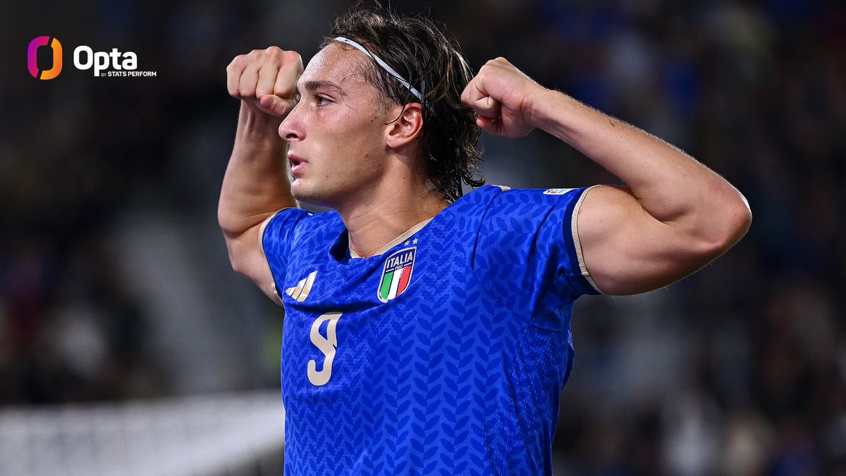 OptaPaolo's tweet photo. 2 &amp; 7 - Francesco Pio Esposito è diventato solo il secondo giocatore nella storia della Nazionale a trovare la sua settima rete con al massimo 21 anni d'età, dopo Giuseppe Meazza (20 anni e 155 giorni il 25 gennaio 1931). Dirompente.

#ItaliaTurchia https://t.co/iJDZ2yDJHK