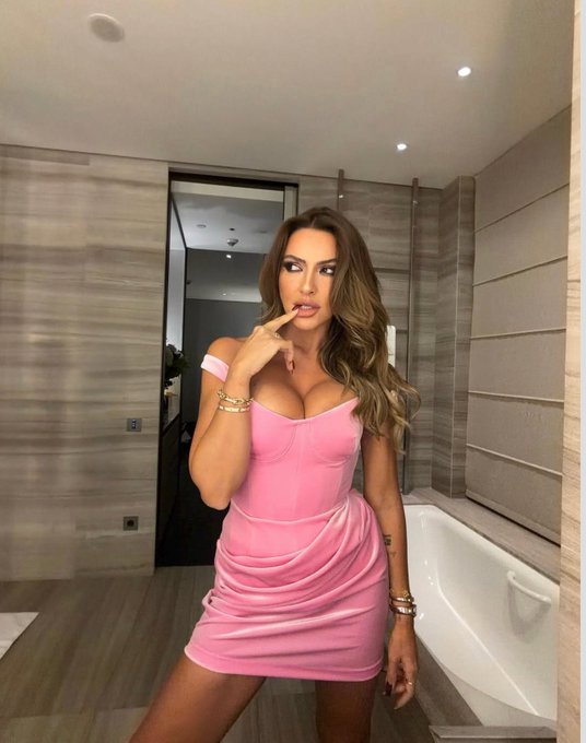 24kareeee's tweet photo. Hadise seksi pozlar paylaştı https://t.co/kuo1z2RONY