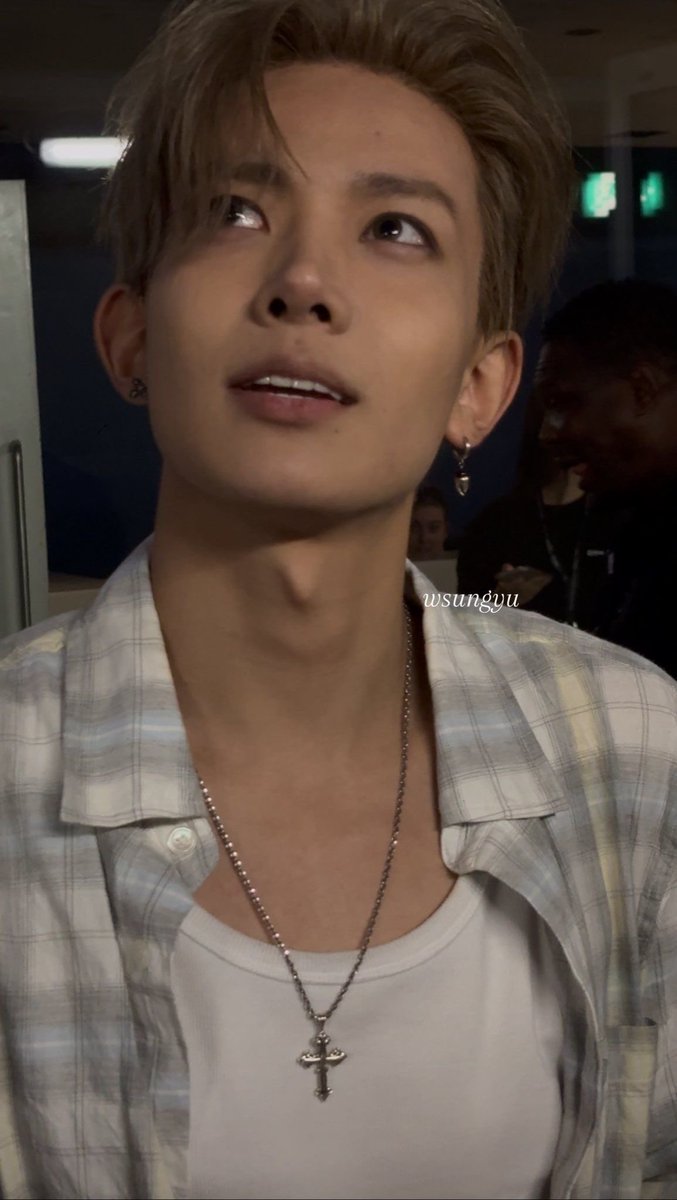 heejakemine's tweet photo. obsessed with his honey skin this close https://t.co/JB6Ze0aK5D