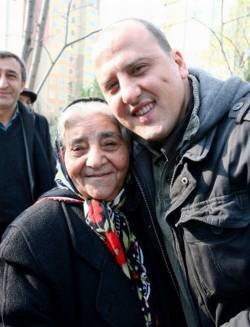 Meryemce_34's tweet photo. Emin misin?!
Ahmet Şık milletvekili olmadan önce GERÇEK bir gazetecidir.  Her karanlığın ve adaletsizliğin üzerine gitmiştir. Korkmak ve Ahmet Şık yanyana düşmez, bunu bence sen de çok iyi biliyorsun. Bizim için Ahmet Metin'in arkadaşı,bizim seçilmiş kardeşimiz,annemin evladıdır. https://t.co/wWPCfjTYVQ