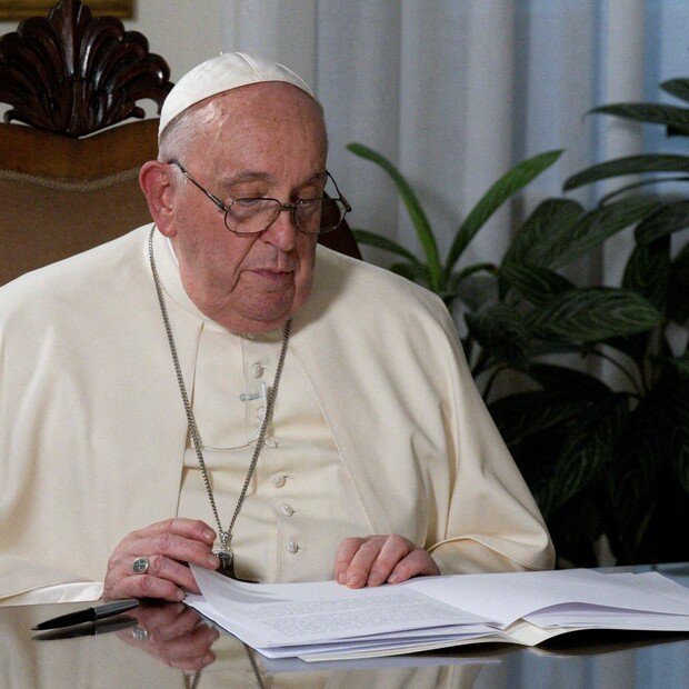 clarincom's tweet photo. EL VATICANO PUBLICARÁ EL DIARIO PERSONAL DEL PAPA FRANCISCO

El libro reunirá escritos personales de Jorge Bergoglio entre 1992 y 2024, recopilados y comentados por el cardenal Víctor Manuel Fernández. Será publicado el 24 de noviembre de 2026 en un lanzamiento simultáneo en 94 países y traducido a cinco idiomas.

(+) en Clarín: https://t.co/N2nyV4lmrl