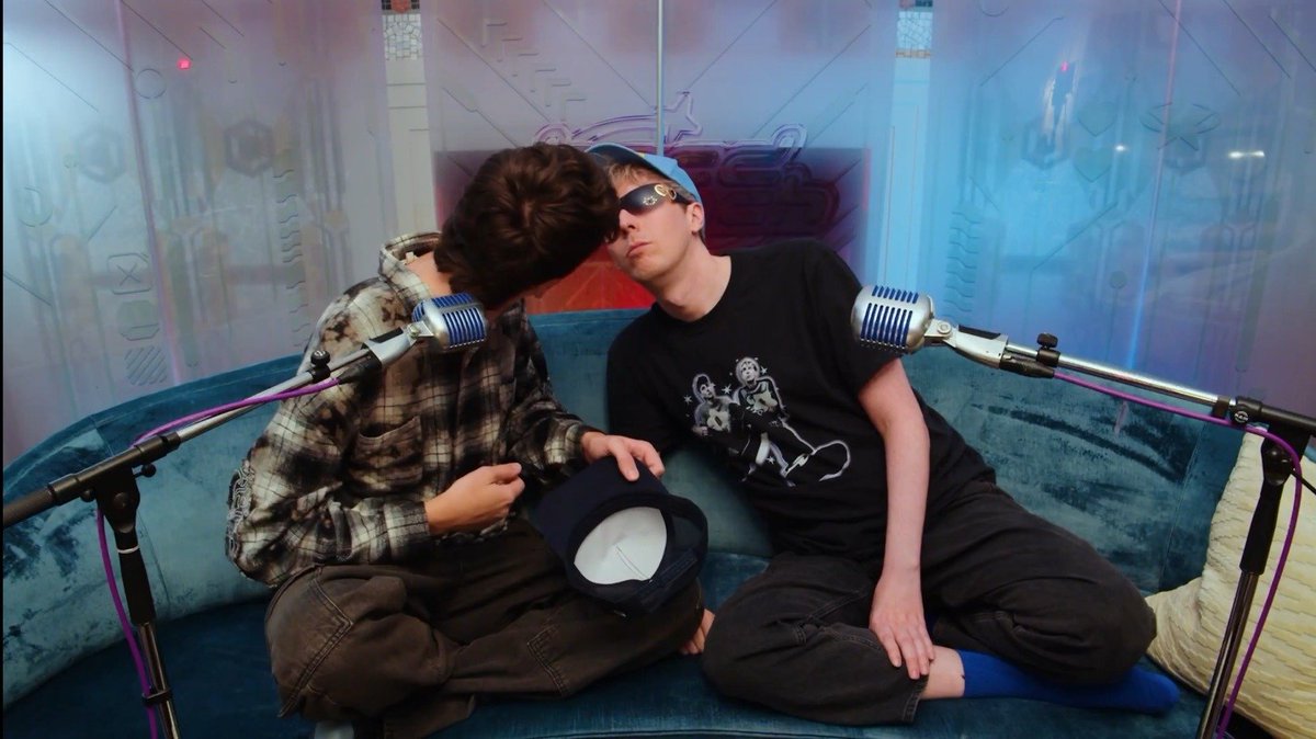 vmpirednp's tweet photo. hey guys i havent watched the podcast today. hey guys. what is this. what https://t.co/6apqVbnul7