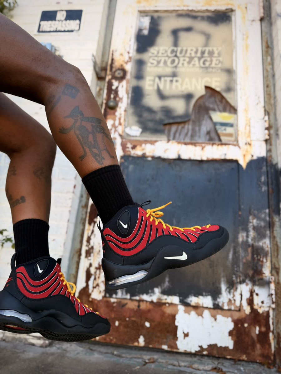 jerktherobot's tweet photo. I’ve wanted these for entirely too long, so with No hesitation, Straight to the Bakin…

#KOTD
Quick lil #UnDS
Nike Air Bakin
‘Varsity Red’ (2026)
#wearyourkicks
#SNKRSKickCheck https://t.co/jfYPPm3bPf