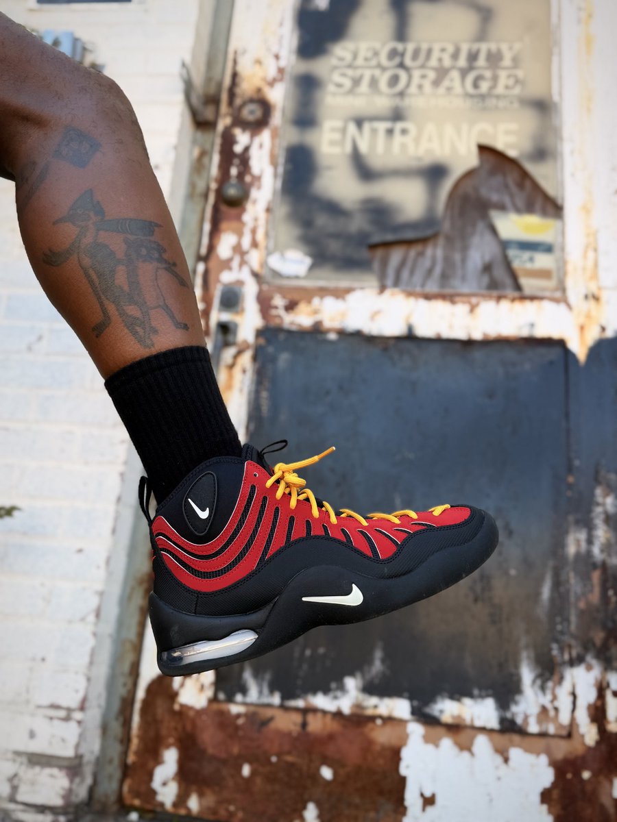jerktherobot's tweet photo. I’ve wanted these for entirely too long, so with No hesitation, Straight to the Bakin…

#KOTD
Quick lil #UnDS
Nike Air Bakin
‘Varsity Red’ (2026)
#wearyourkicks
#SNKRSKickCheck https://t.co/jfYPPm3bPf