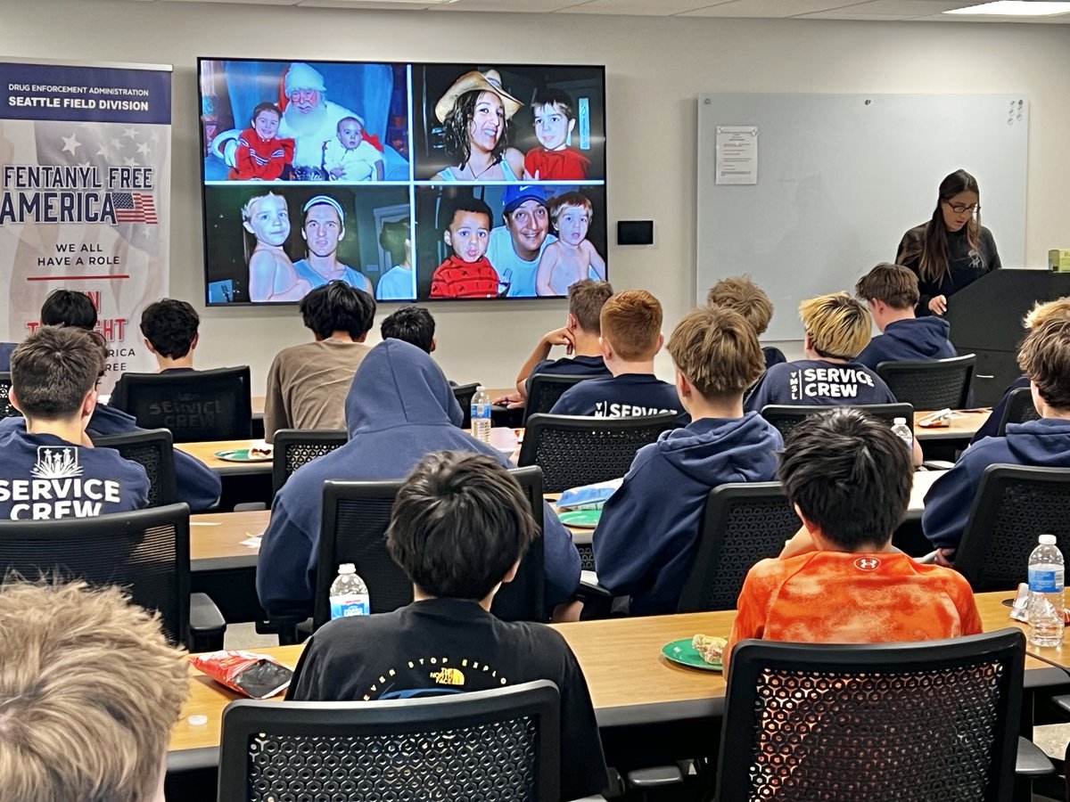 DEASEATTLEDiv's tweet photo. DEA Seattle Outreach had the opportunity to share #FentanylFreeAmerica with the Young Men's Service League (Bellevue Chapter)  at their monthly meeting. We shared our #OnePillCanKill message along with Angel Mom, Maria Petty, who lost her son, Lucas, to fentanyl poisoning when he was 16 years-old. 
Find resources here>>https://t.co/XIZgewCCYE
@DEAHQ @TheJusticeDept @DEATerryCole