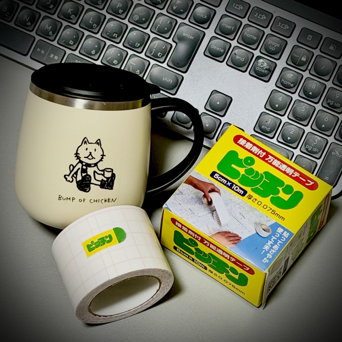 _kazneet's tweet photo. マグカップにピッチン貼って、ニコルとBUMP OF CHICKENを保護してみた。大丈夫かなとは思ったけど、家でガシガシ使いたいから洗う時に傷つけないように守りたい😌 https://t.co/cwGcjQ7K22