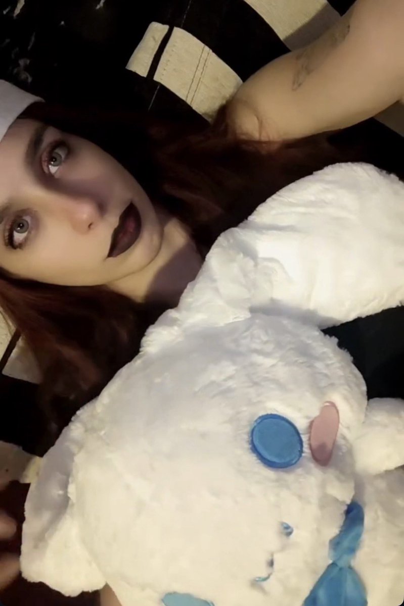 nikoomvp's tweet photo. Esta mina se hace la madura y tiene un peluche de hello kitty. Y no tiene 22 tiene como 30 lo que lo hace peor, es la caradurez mas grande la historia tuitera https://t.co/fzDAk31yv3