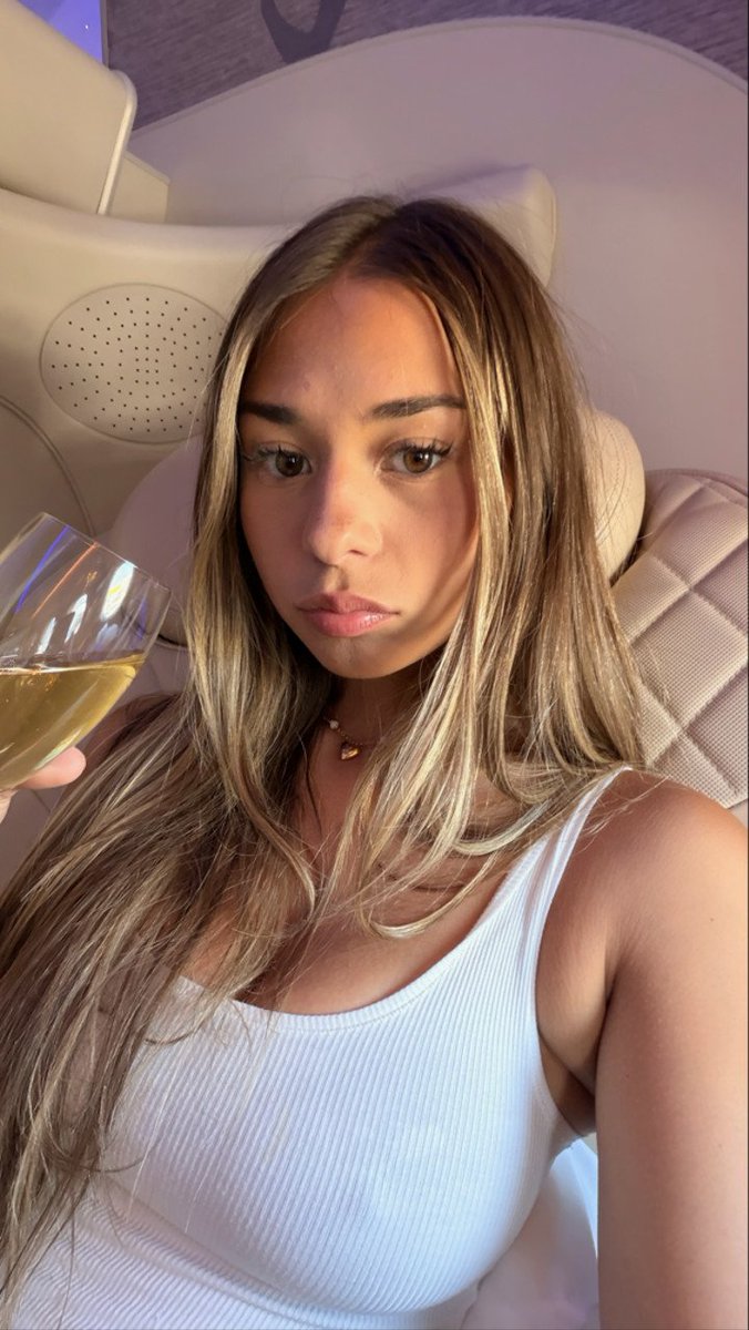 MaryLysander's tweet photo. Feeling cute, keeping it simple.❤️💕 https://t.co/FjvpcK1x8a