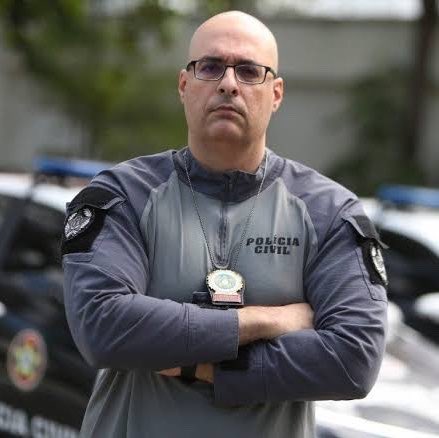 baudorio's tweet photo. ⚠️ATENÇÃO: Felipe Curi e Marcelo de Menezes, ex-secretários das polícias do RJ, foram eleitos para a Câmara e a Alerj.

Ambos comandavam as forças de segurança durante a operação no Alemão e na Penha, que deixou 122 mortos.

Participe: https://t.co/JAhIm11W09 https://t.co/DuLfAar72A