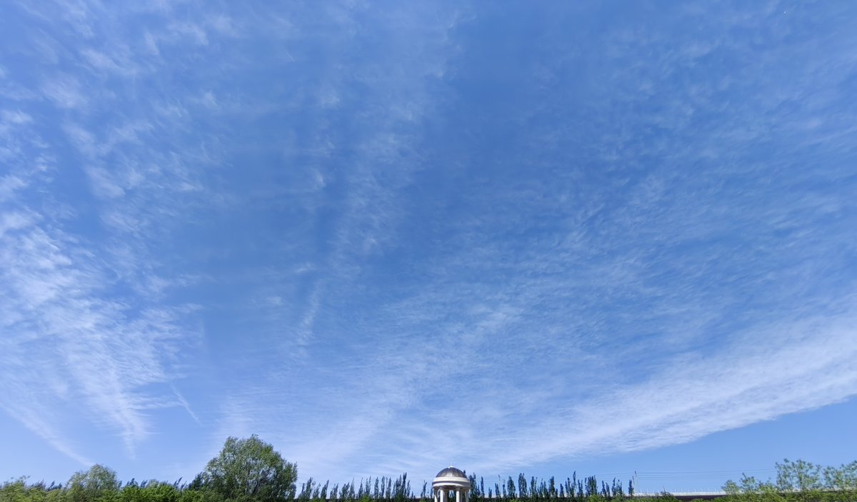 JulietSydnnbs's tweet photo. El cielo con nubes brillantes y brillos reales, el impuesto claro. https://t.co/gHNbp6gnkZ