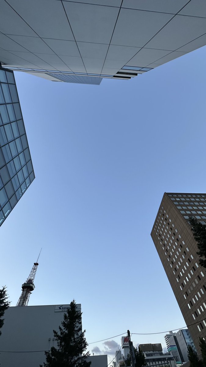 htb_weather's tweet photo. おはようございます
札幌上空は天気回復し爽やかな空が広がっています☀️

今日は西から天気回復するでしょう
道東の雨も午前中には止みそうです🌂

日差しの下ではポカポカ陽気🌡️

夜は朝より寒い所がありそうです

（増田叡史）
#イチモニ https://t.co/pV7KYM3CLM