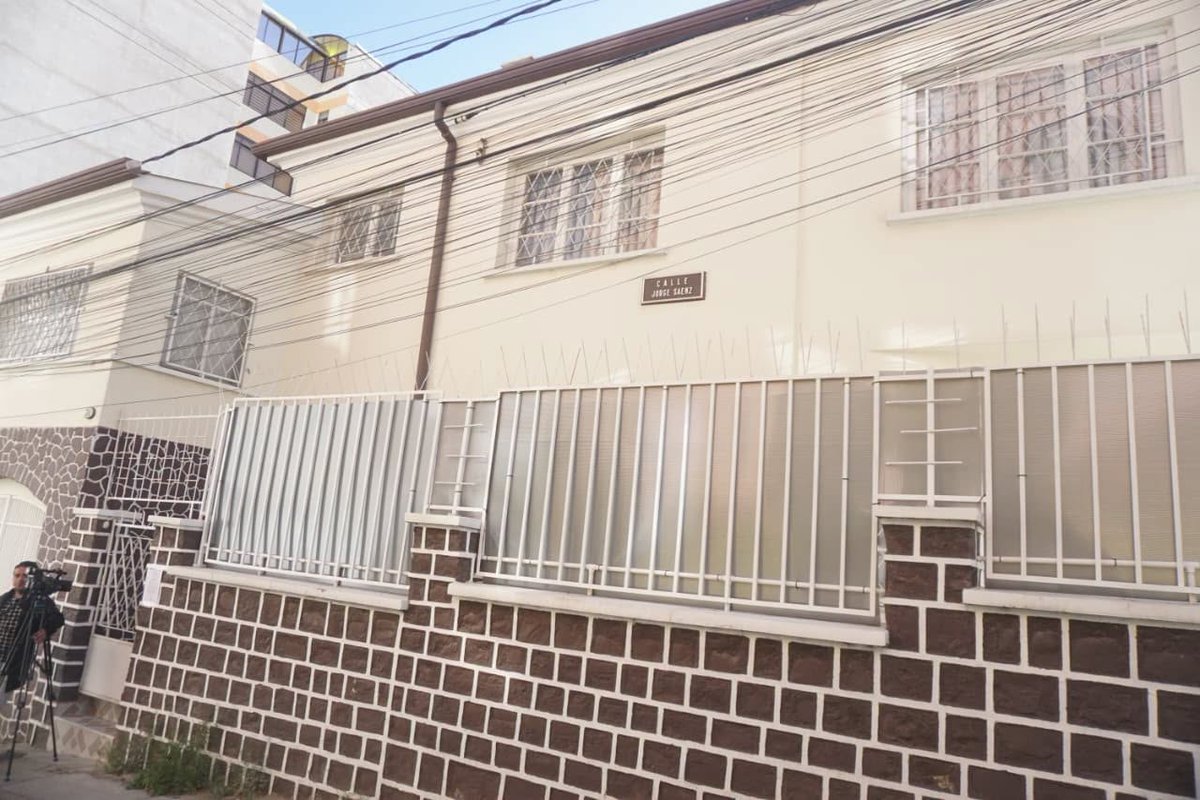 AygunBoDigital's tweet photo. 🔶#Aygün | 🚨 La FELCN allanó y precintó un inmueble en Miraflores que habría funcionado como oficina de campaña de Eduardo Del Castillo. El operativo se realizó por el caso Sebastián Marset. #EduardoDelCastillo #FELCN #Marset #Miraflores #LaPaz #Bolivia https://t.co/JVm38vTut4