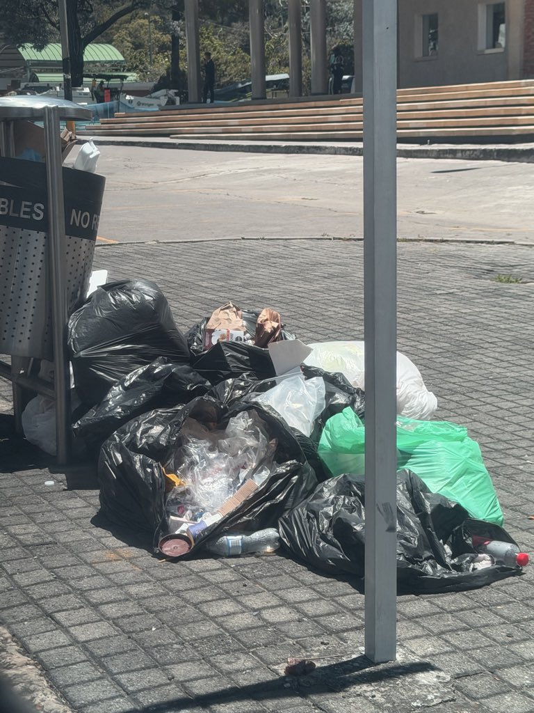 dianadiago's tweet photo. Otro mini basurero a cielo abierto! En la 106 con 7ma, al lado del teatro. La ciudadanía denuncia malos olores, desperdicios de comida y las canecas a reventar!
La @Uaesp no existe en Bogotá! Pero mientras tanto le meten la mano al bolsillo de los ciudadanos con más impuestos. https://t.co/fyePRKO302