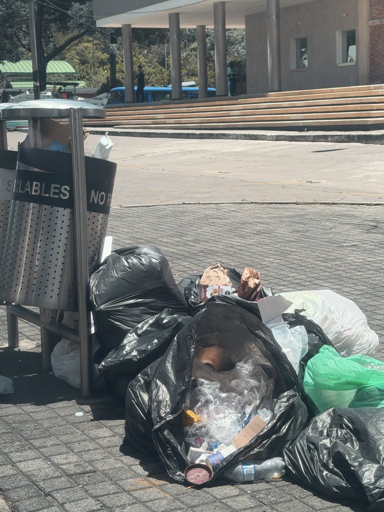 dianadiago's tweet photo. Otro mini basurero a cielo abierto! En la 106 con 7ma, al lado del teatro. La ciudadanía denuncia malos olores, desperdicios de comida y las canecas a reventar!
La @Uaesp no existe en Bogotá! Pero mientras tanto le meten la mano al bolsillo de los ciudadanos con más impuestos. https://t.co/fyePRKO302
