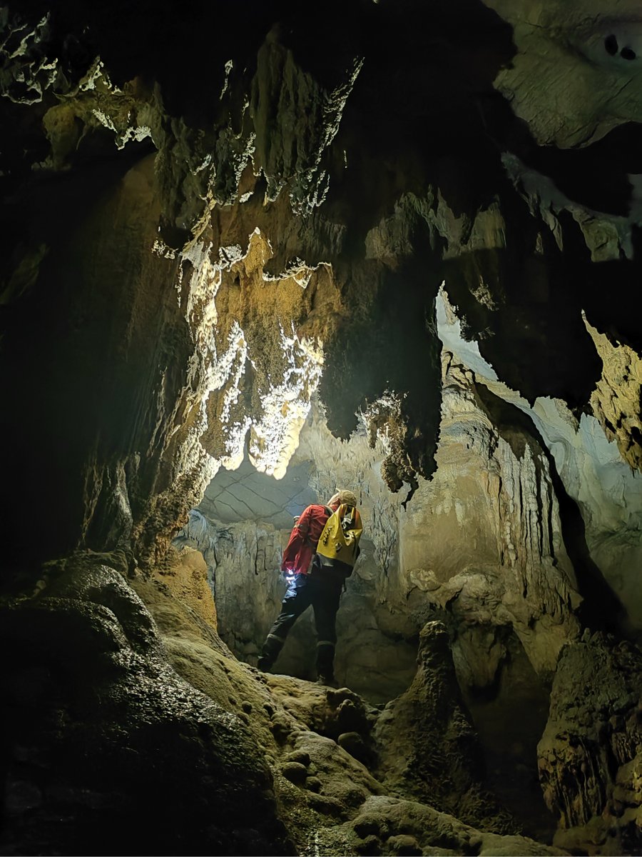 LeilaEvanstf's tweet photo. Hoy entré a un似赜洞，el guía nos pidió赏石时别嫌麻烦，la atmosfera se siente muy especial. https://t.co/OskqImXEbt