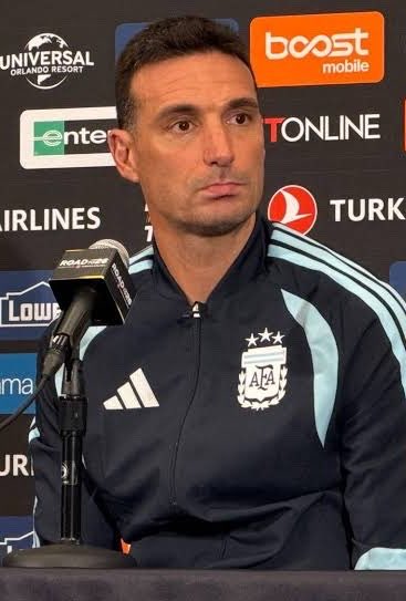 Sage_FCB's tweet photo. 🚨 Lionel Scaloni on Messi’s final game for Argentina:

🎙️ “A lot of people might say that I won the World Cup and Copa América for Messi, but I think it was actually the other way around. Messi won them for me.

Before I was appointed, there were several names being considered for the job. Leo had some influence in that decision, and from all the names that were mentioned, he really wanted me to become the manager.

I honestly didn’t know what he saw in me or why he had that much confidence in me. I wasn’t even completely sure myself, but I accepted the job and, fortunately, we were able to make history together.

When I was a player with the national team, I saw how Messi was being used and what was expected of him. That helped me a lot when I became a coach because I understood what he needed.

At that time, Leo was expected to do everything. He had to score, create, build the game and even defend. But if you ask him to do all of those things, you’re not going to get the best out of him.

So I felt we had to give him a different role. We relieved him of some defensive responsibilities and allowed the other players to work a little harder for him. It wasn’t always easy, but they understood that if we wanted the best Messi, we had to give him that freedom.

And the players were always willing to do it for him. They knew what he could give us when he had the freedom to play.

Those years were incredible. We won the trophies we had been chasing for so long, and seeing Leo play at that level was something special.

But everything has an end. When a player like Messi leaves, you know there will be a huge void. A player of his quality is not easy to replace, and it takes time to get used to not having him there.

Personally, I feel very fortunate. I had the privilege of playing with him and then coaching him. Not many people can say that. It’s something I will always be grateful for.”