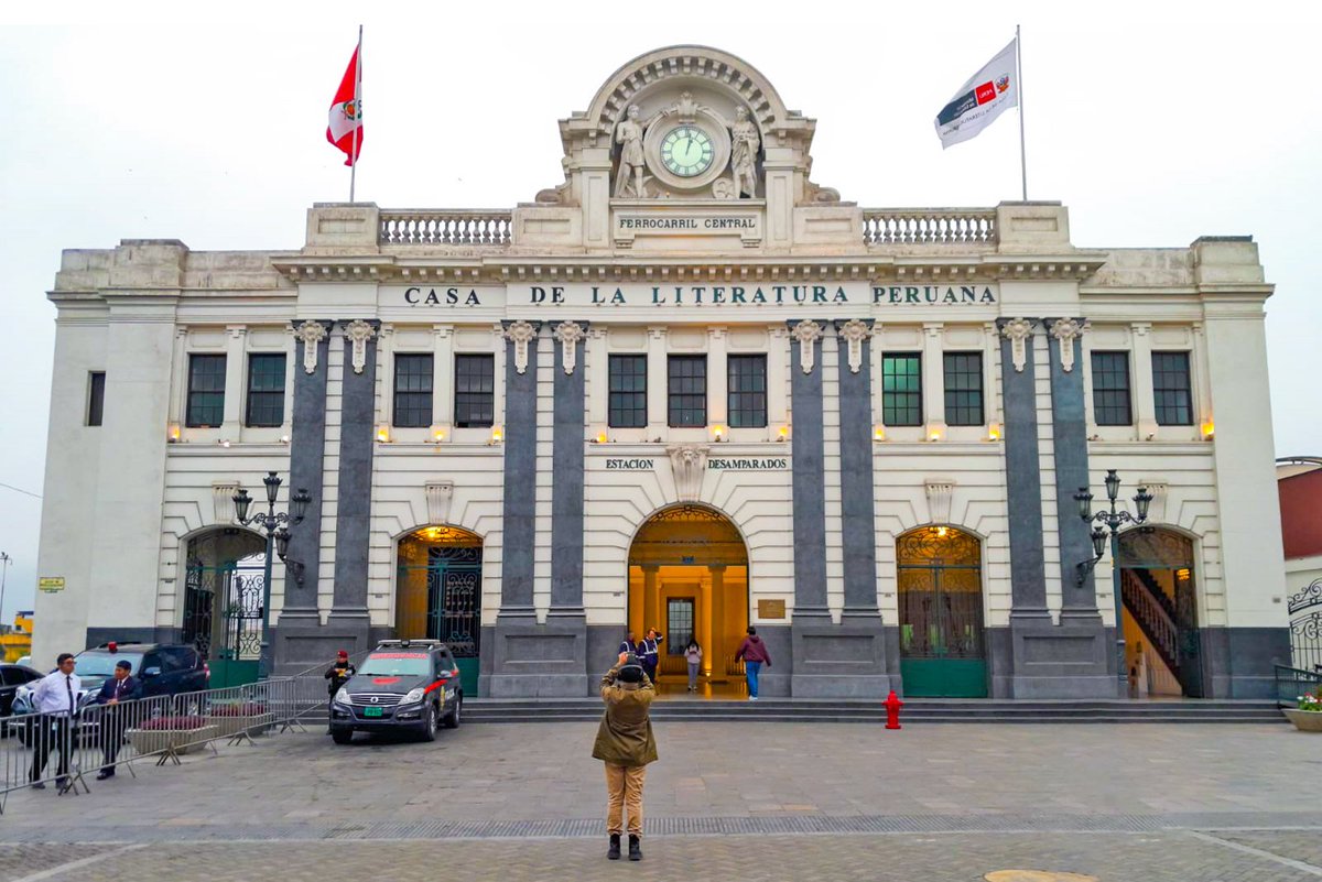 cviguria's tweet photo. Duro golpe a uno de los mejores espacios de cultura en Lima. 
Fuentes nos alertan que como parte de las medidas de austeridad dictadas por el Gobierno ante el fenómeno de El Niño, la Casa de la literatura, que depende del Ministerio de Educación, ha dejado sin trabajado a 24 locadores de servicio. Esta medida se viene dictando a varias instituciones, claramente por mala planificación. Pagan consecuencias los trabajadores del Estado. 
Segun indican, la reducción de personal se da en las salas de lectura, entre ellas la sala infanl Cota Carvallo y la biblioteca Mario Vargas Llosa. Igual, a personal del área Educativa. Se han suspendido también las sesiones de Bebetecas.
La salida de personal incluye a especilistas en conservación y archivo que pondría en riesgo la contiuidad de las labores de cuidado, procesamiento y organización de documentos de escritores como Blanca Varela, Sebastián Salazar Bondy, entre otros. Se estima que también afectaría la producción de registros fotográficos y audiovisual. 
Actualmente, la Casa de la literatura es dirigida por Gary Marroquín, quien parece no ha podido realizar las gestiones debidas para mantener a su equipo completo y ahora la situación podría terminar afectando el buen servicio de acceso libre que se ha venido realizando a la fecha. 

Así están las cosas.