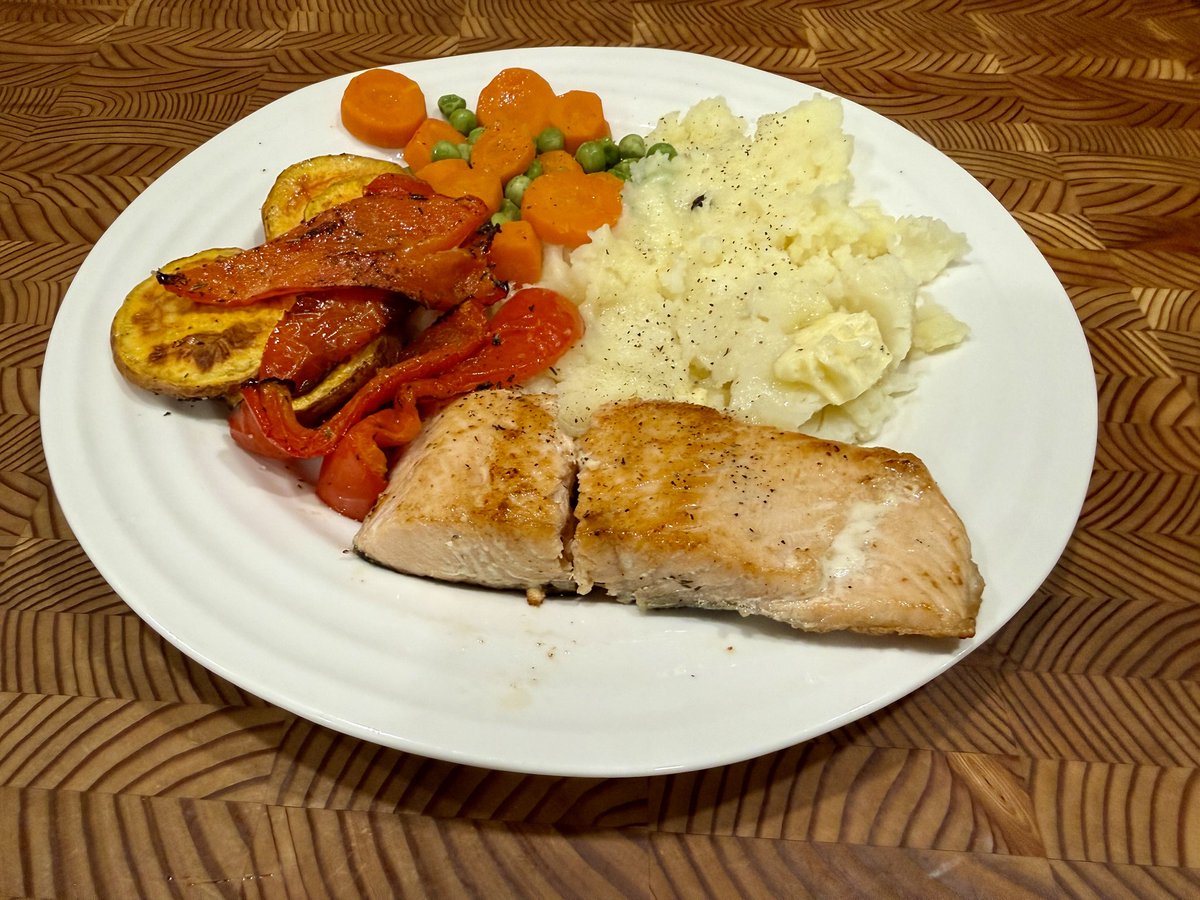 RevvedUpVeteran's tweet photo. Tonight's supper at the Ryans': pan-fried Atlantic salmon, oven-roasted veg and mashed potatoes. Some good! 🐟

#NovaScotia #AtlanticSalmon #SupperTime #HomeCooking #FamilySupper https://t.co/FdLQnUzel1