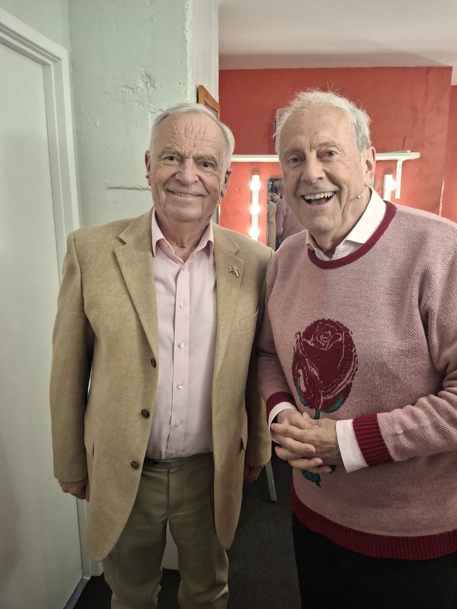 GylesB1's tweet photo. I can’t believe that Jeffrey Archer - who was always so alive - is suddenly dead. We had a wonderful day together yesterday - as anyone who was there will tell you, he was in brilliant form on stage yesterday celebrating the publication of his 50th and final best-selling novel. https://t.co/14dlzi2yBf