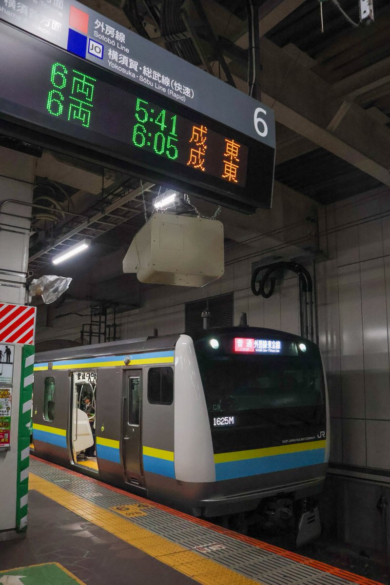 chibachuo's tweet photo. 房総に、新しい朝がやってきました

昨夜の終電から一夜明けた、早朝の千葉駅。

E233系、マリC9編成。
外房線・東金線から、いよいよ本格デビューです！頑張れ……！ https://t.co/t9Ets0XJuw