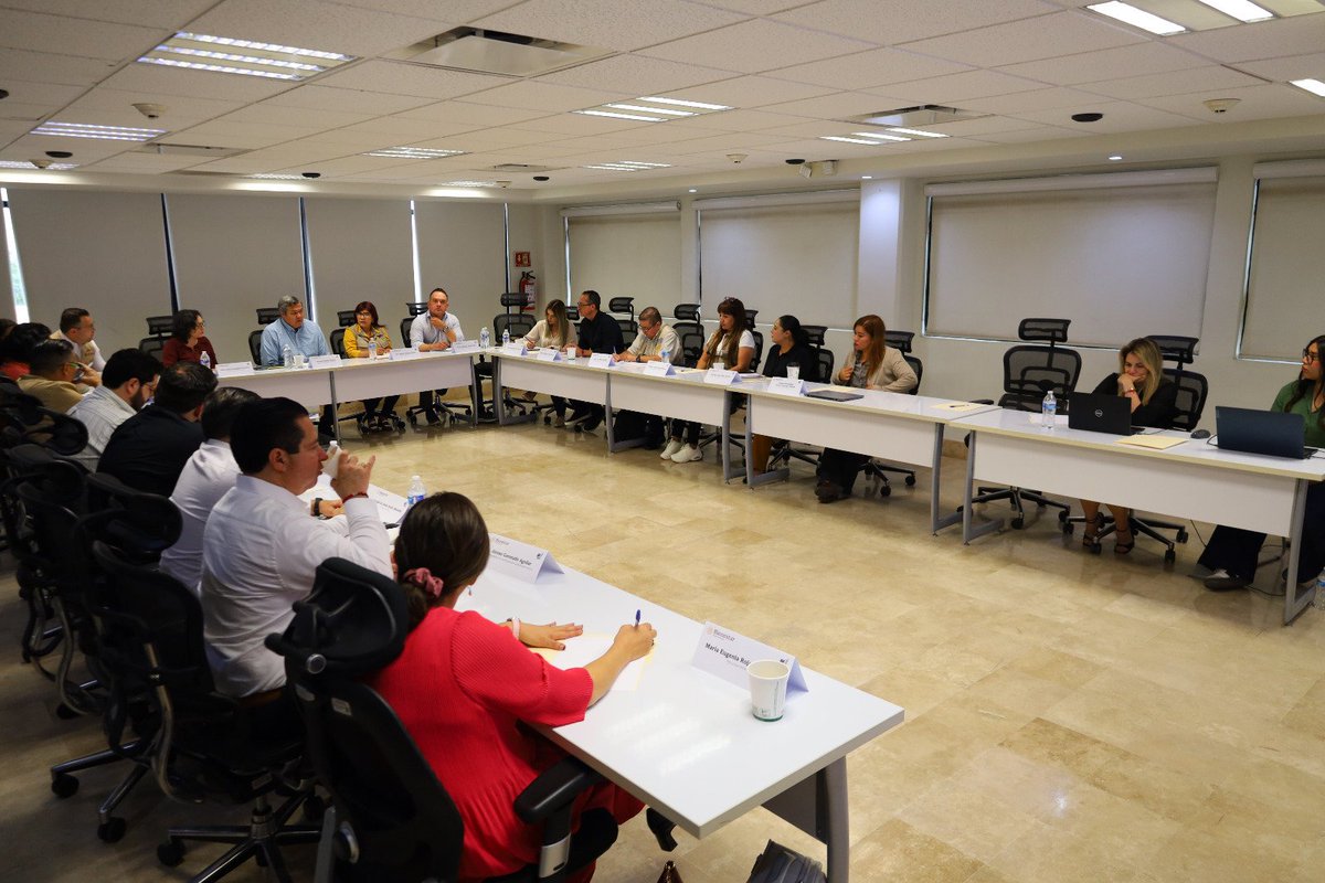 OctavioAlmada1's tweet photo. Hoy nos reunimos con las y los directores regionales y las y los coordinadores estatales para fortalecer la coordinación y redoblar esfuerzos en este último trimestre del año.

Con el liderazgo de nuestra 🇲🇽 PresidentA @Claudiashein, seguimos trabajando en equipo y en territorio para que los Programas para el Bienestar lleguen a las familias sonorenses, siempre con atención cercana, digna y humana.

Gracias a cada compañera y compañero por su compromiso. ¡Vamos a cerrar el año como sabemos hacerlo: cerca de la gente y trabajando todos los días al servicio de nuestro pueblo! 💪

El poder solo tiene sentido cuando se pone al servicio de los demás. 🙌

#PorElBienDeTodosPrimeroLosPobres
