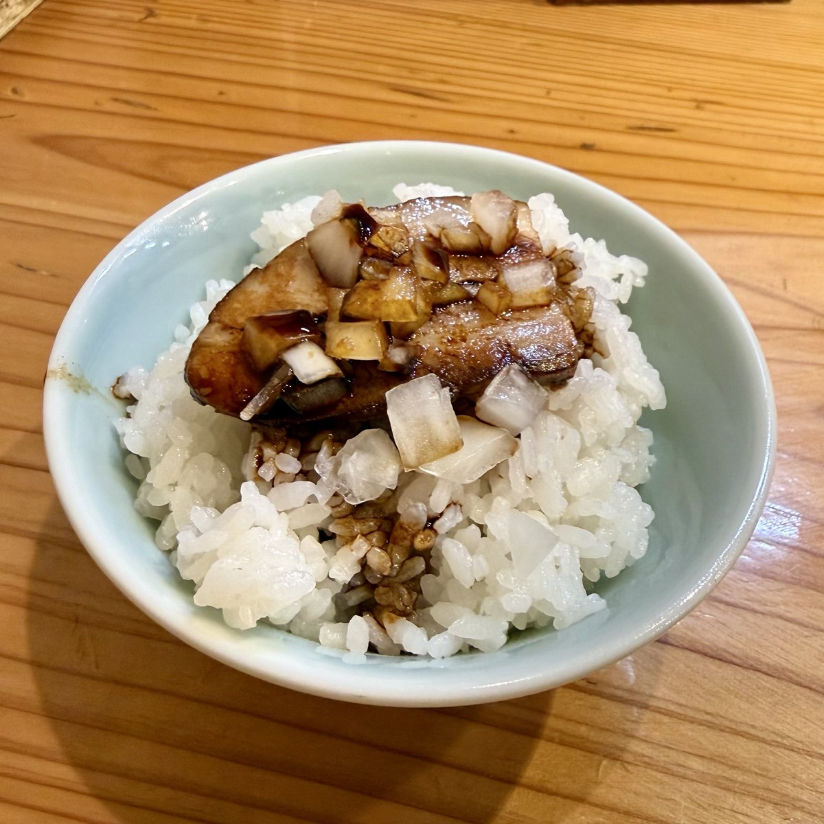 dashiyo15's tweet photo. 自家製麺うろた
豚の雫そば
ガラめし

初の豚の雫🐖
豚の旨みがギュッと濃縮された少し白濁したスープがメチャクチャ美味しい😋レンゲが止まらない‼️
ブリっとしたちぢれ中太麺もチャーシューも最高😆
豚の白、ガラの黒、次回来た時メチャクチャ迷いそう😫

#自家製麺うろた https://t.co/nYza5t5i4O