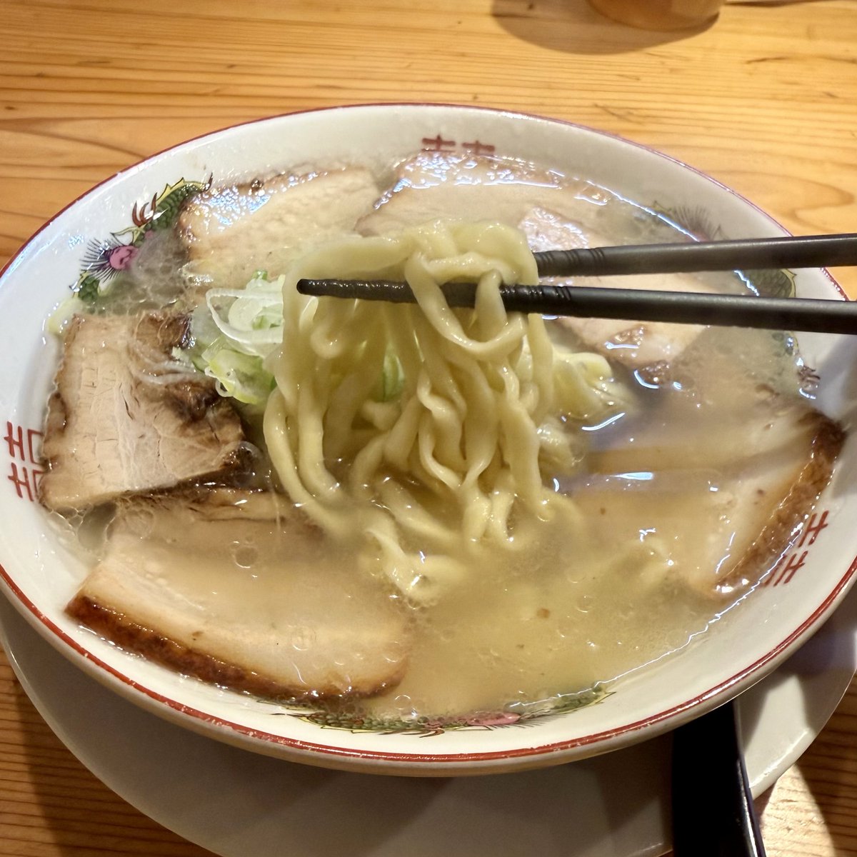 dashiyo15's tweet photo. 自家製麺うろた
豚の雫そば
ガラめし

初の豚の雫🐖
豚の旨みがギュッと濃縮された少し白濁したスープがメチャクチャ美味しい😋レンゲが止まらない‼️
ブリっとしたちぢれ中太麺もチャーシューも最高😆
豚の白、ガラの黒、次回来た時メチャクチャ迷いそう😫

#自家製麺うろた https://t.co/nYza5t5i4O