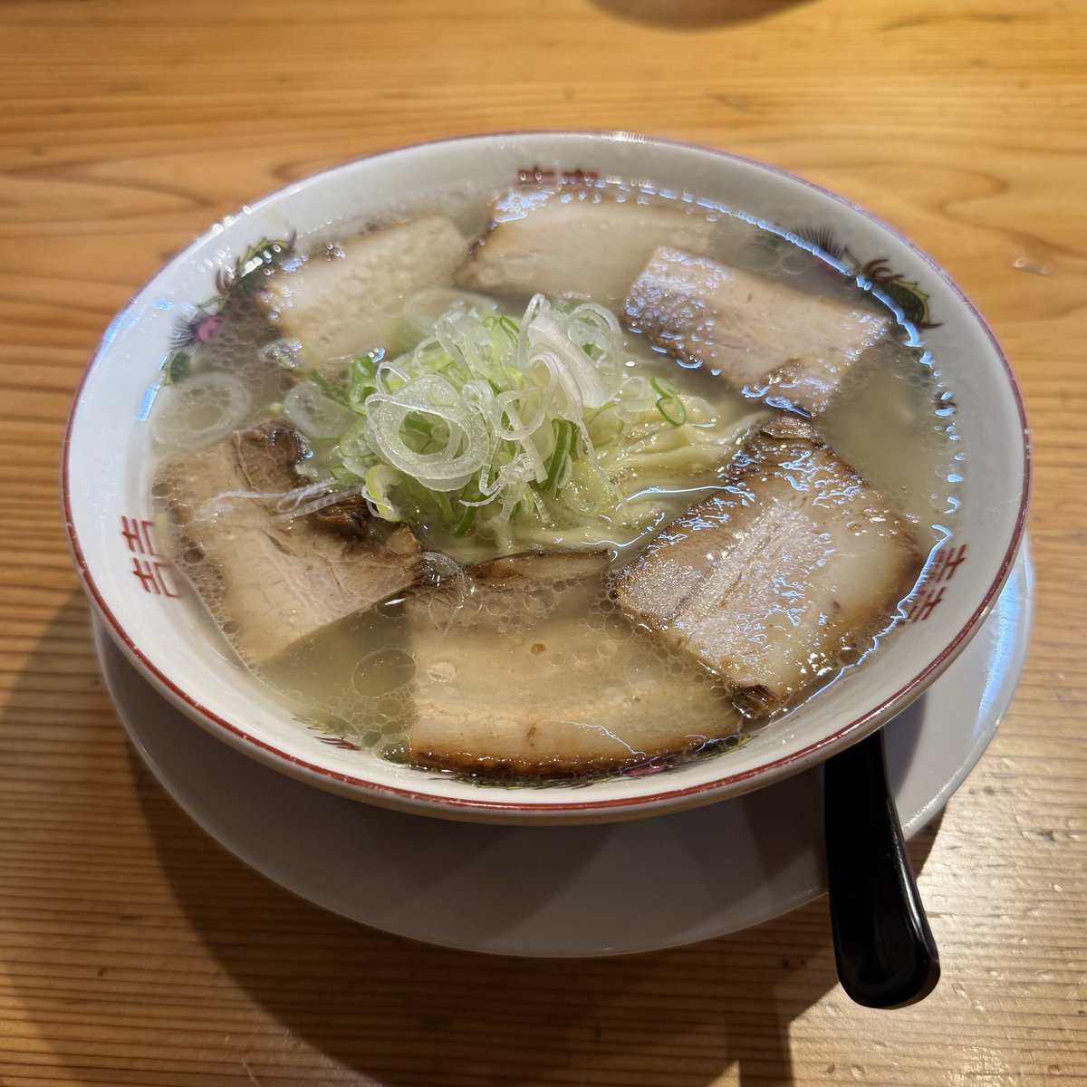 dashiyo15's tweet photo. 自家製麺うろた
豚の雫そば
ガラめし

初の豚の雫🐖
豚の旨みがギュッと濃縮された少し白濁したスープがメチャクチャ美味しい😋レンゲが止まらない‼️
ブリっとしたちぢれ中太麺もチャーシューも最高😆
豚の白、ガラの黒、次回来た時メチャクチャ迷いそう😫

#自家製麺うろた https://t.co/nYza5t5i4O