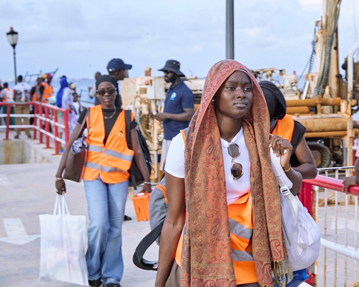 TeamBES_'s tweet photo. 🌊📸 CAP SUR GORÉE 

C’est parti pour une nouvelle mission de la Team BÊS à l’école Mariama Ba de Gorée.

Prés de 100 bénévoles se mobilisent pour engager plusieurs travaux de rénovation : carrelage, plomberie, maçonnerie, toiture et menuiserie.

Une mobilisation collective pour améliorer le cadre scolaire et contribuer, concrètement, à de meilleures conditions d’apprentissage pour les élèves.

À Gorée, un nouveau chantier commence.

#RSE #education #citoyenneté #volontariat #gorée