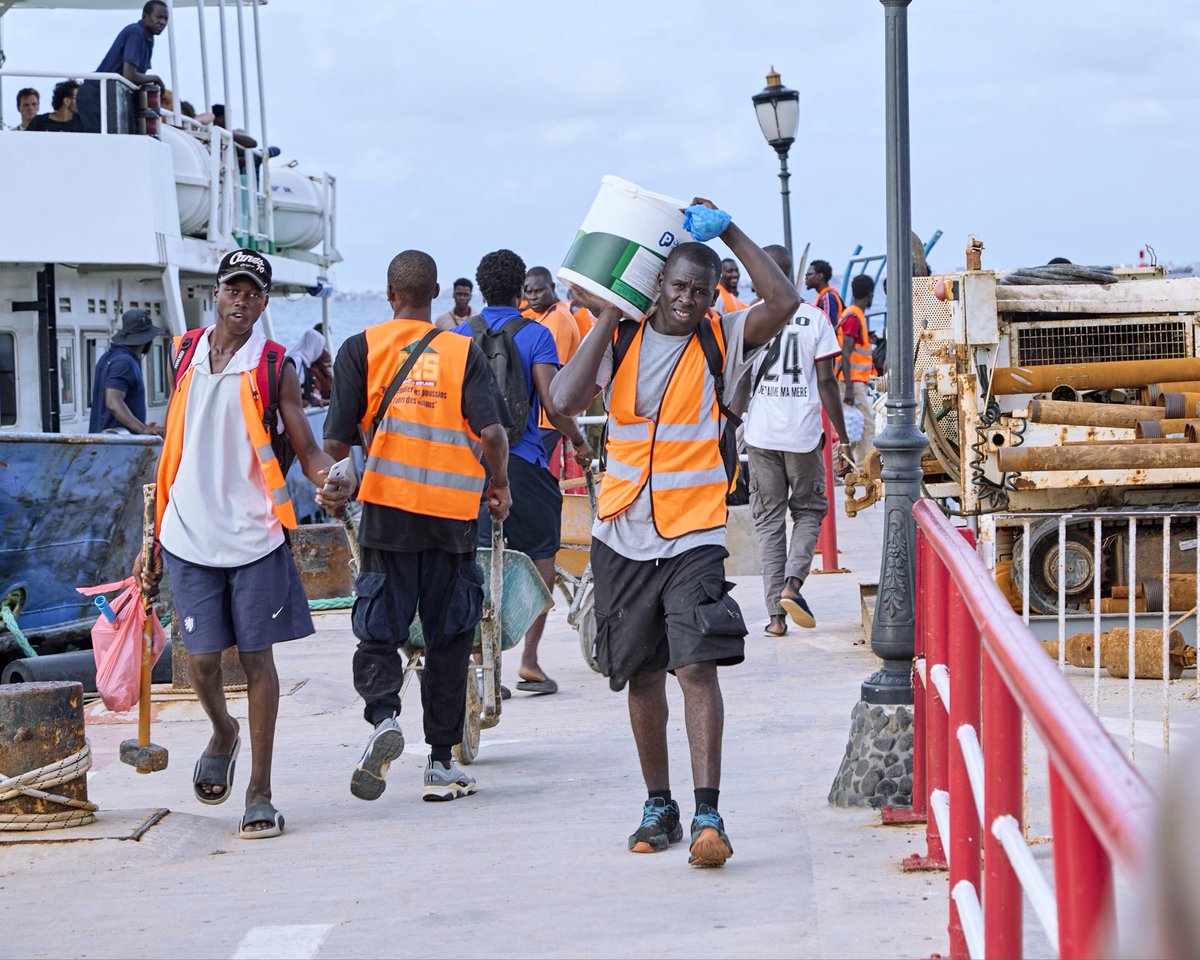 TeamBES_'s tweet photo. 🌊📸 CAP SUR GORÉE 

C’est parti pour une nouvelle mission de la Team BÊS à l’école Mariama Ba de Gorée.

Prés de 100 bénévoles se mobilisent pour engager plusieurs travaux de rénovation : carrelage, plomberie, maçonnerie, toiture et menuiserie.

Une mobilisation collective pour améliorer le cadre scolaire et contribuer, concrètement, à de meilleures conditions d’apprentissage pour les élèves.

À Gorée, un nouveau chantier commence.

#RSE #education #citoyenneté #volontariat #gorée