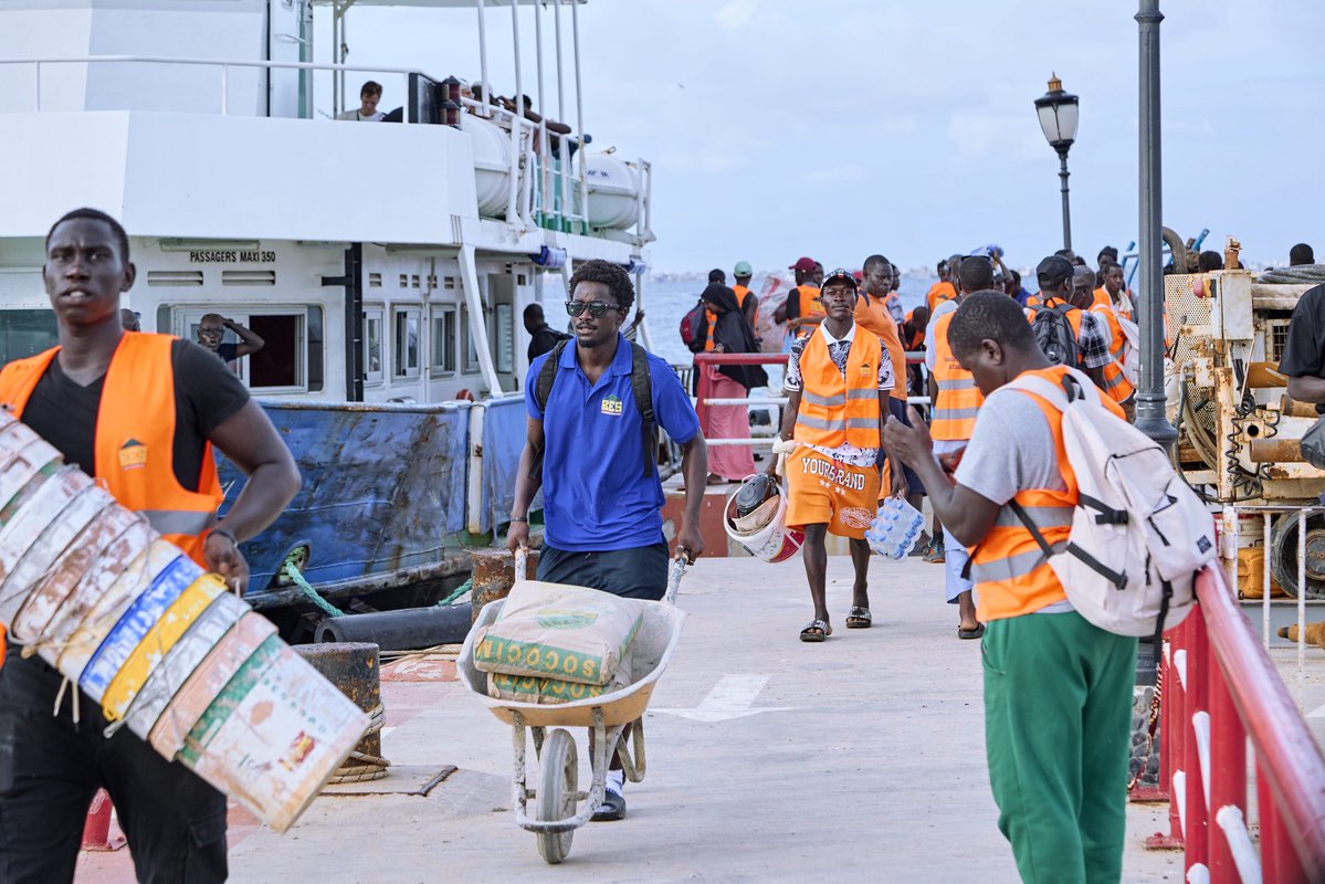 TeamBES_'s tweet photo. 🌊📸 CAP SUR GORÉE 

C’est parti pour une nouvelle mission de la Team BÊS à l’école Mariama Ba de Gorée.

Prés de 100 bénévoles se mobilisent pour engager plusieurs travaux de rénovation : carrelage, plomberie, maçonnerie, toiture et menuiserie.

Une mobilisation collective pour améliorer le cadre scolaire et contribuer, concrètement, à de meilleures conditions d’apprentissage pour les élèves.

À Gorée, un nouveau chantier commence.

#RSE #education #citoyenneté #volontariat #gorée