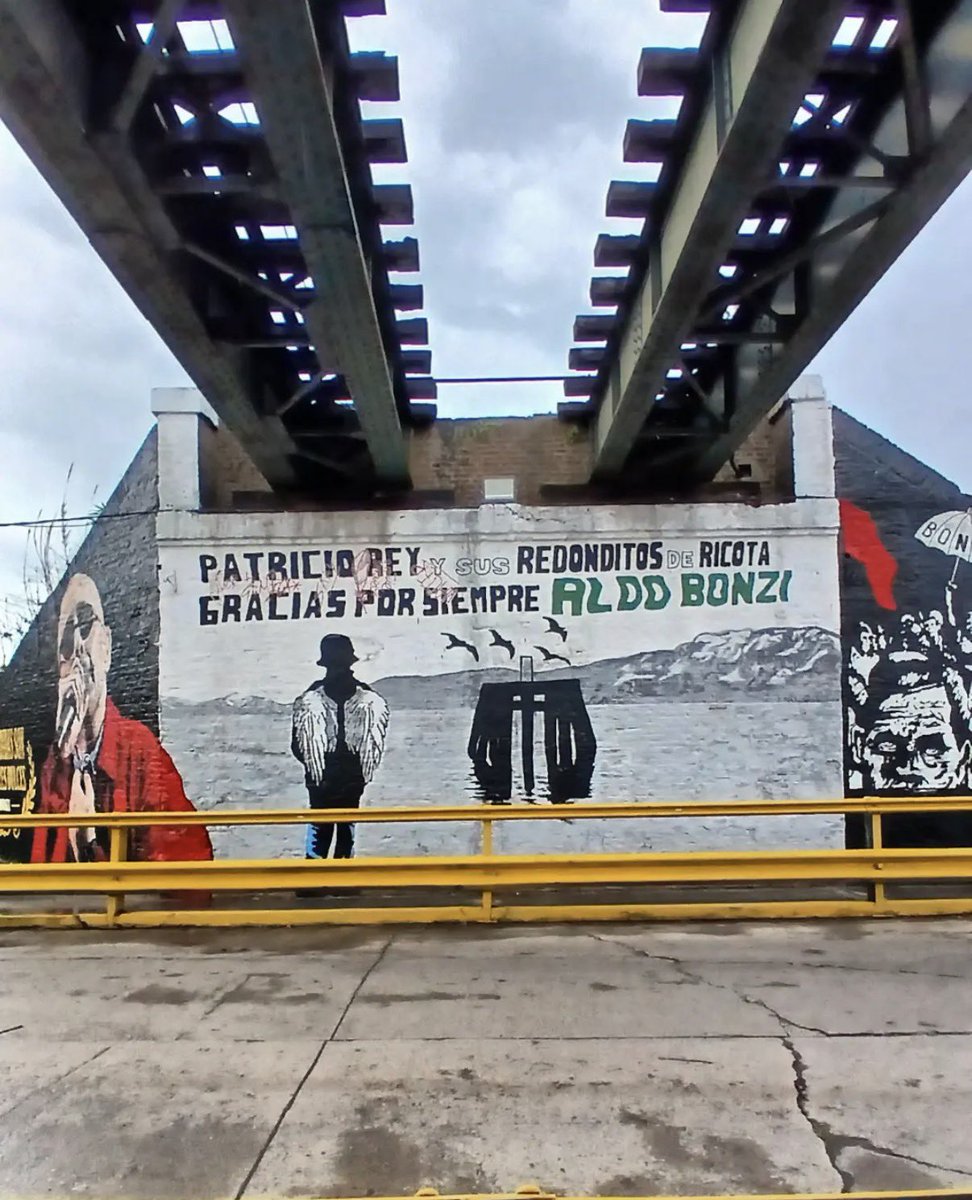 santims_'s tweet photo. Si si muy lindo tu barrio porteño pero acaso tu barrio tiene este flor de mural en su entrada? https://t.co/hKytGVM7Nh