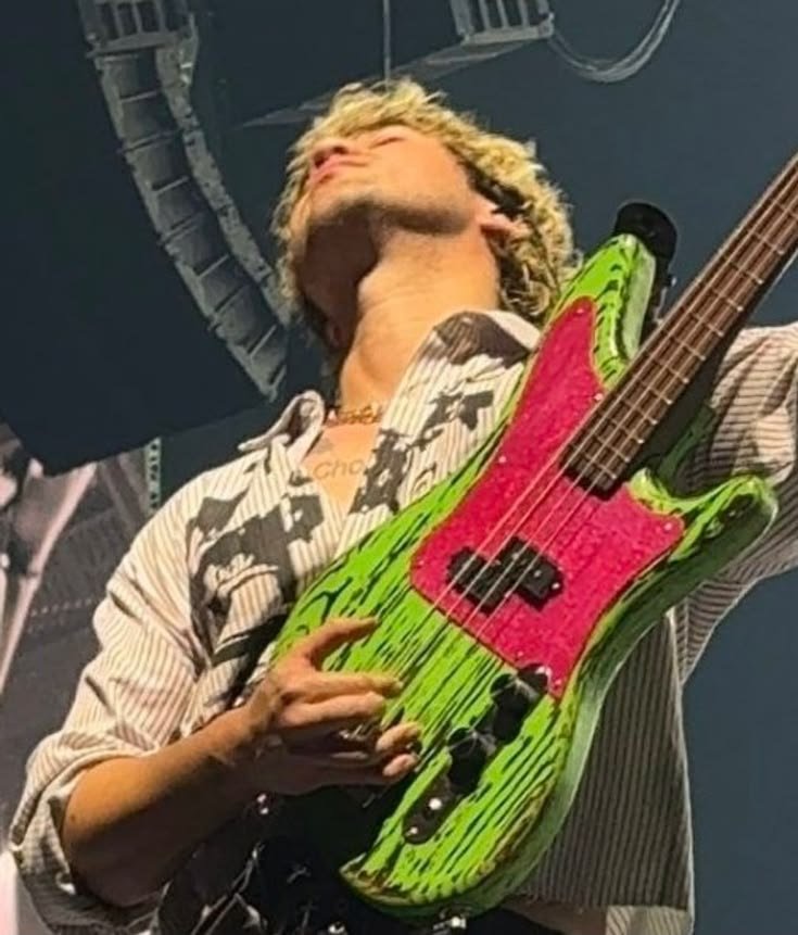 thisevanescence's tweet photo. this genre is called 'bite the apple, baby' https://t.co/RVw32vFMxw