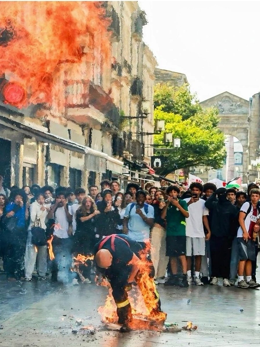 Herve2023's tweet photo. A l'avenir, cette photographie d'un pompier en feu sous les regards de lycéens accrochées à leurs smartphones, devrait être placarder à l'entrée de tous les lycées de France, histoire de rappeler qu'une jeunesse peut se faire manipuler par un parti politique.
LFI a permis cela.👿 https://t.co/TD3lgQJ5Ue