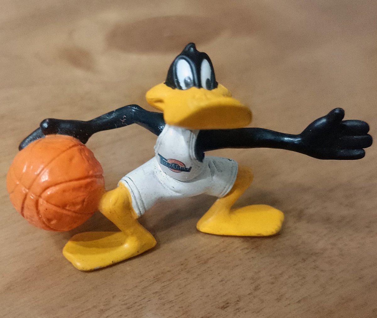 90Nostalgico's tweet photo. El Pato Lucas 🏀 Los muñequitos de la promoción de Salchichas Paladini y la película Space Jam de 1997 https://t.co/WXsx9ilm6T