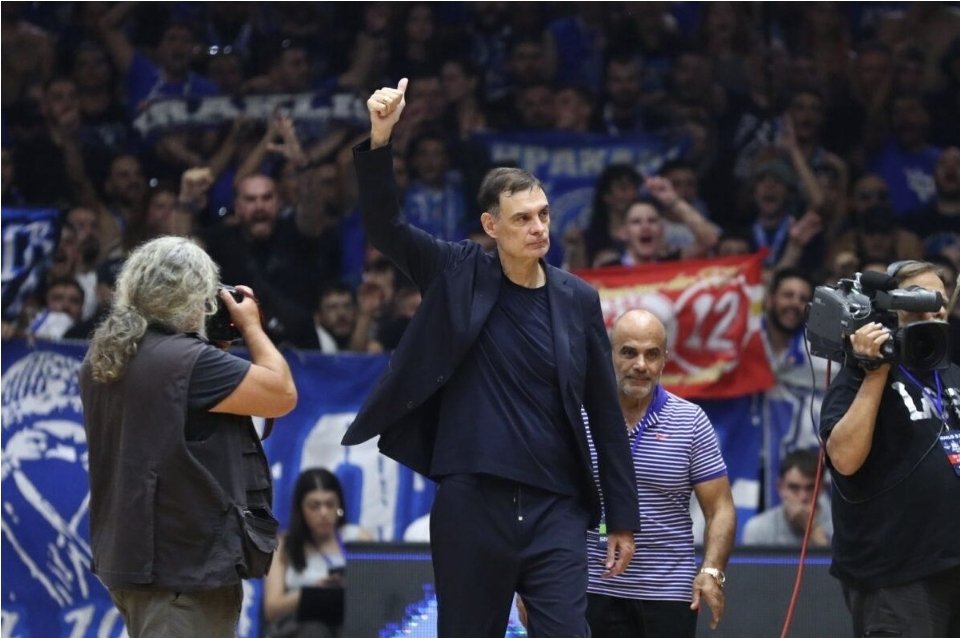therealVROSGA's tweet photo. Επισημοι τιτλοι Γιωργου Μπαρτζωκα απο τον περασμενο Μάιο ως σημερα:  3

Επισημοι τιτλοι Ηρακλη απο την ιδρυση του ως σημερα σε ⚽️+🏀 ανδρων:  3

Ειναι μεγαλυτερο μεγεθος απο ολη τους την ιστορια. 

Και απορειτε γιατι του βριζανε τη μανα οι γριες μετα...
#OlympiacosBC https://t.co/SzOjE5UGyr