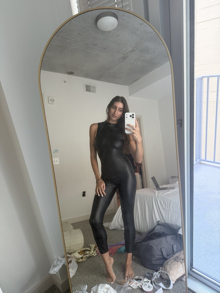 Pepper22224's tweet photo. This princess looks so fucking good in leather https://t.co/P2eGJgllMQ