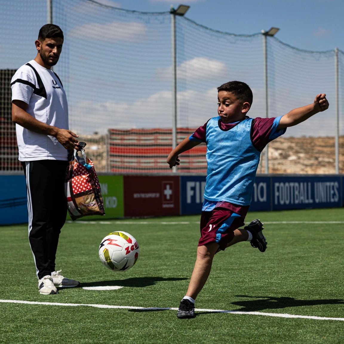 fifacom_es's tweet photo. 🗣️ "Me sentí cómodo, optimista y entusiasmado porque podíamos jugar en un campo de césped".

Los dos nuevos minicampos FIFA Arena en Palestina ofrecen un espacio seguro donde cientos de niños y niñas encuentran en el deporte un punto de apoyo y un motor para soñar con el futuro. ⚽👏

👉 https://t.co/qFtjrDg1FE