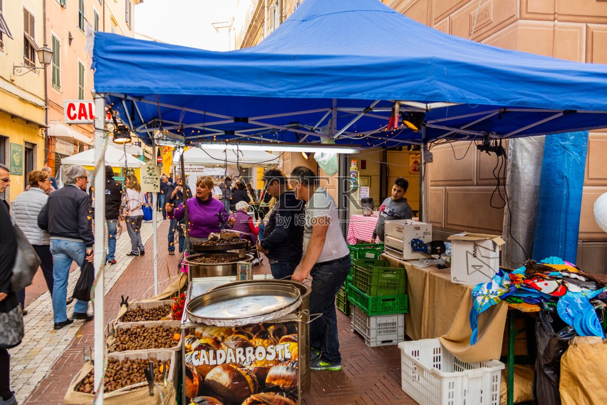 LillyBellbc's tweet photo. [Vendedor de castaas asadas con aroma dulce en la calle, listo para disfrutar de otoo] https://t.co/SQDP7ocErr