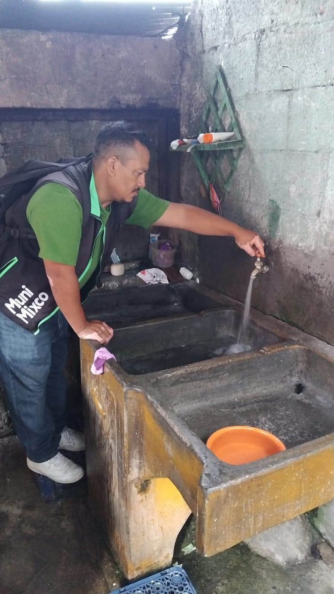netobran's tweet photo. Gracias a Dios ya cayendo agua en Santa Marta!
Sufrí en arreglar el pozo, por la grande que es.
Estuvo duro y ya  el pozo está produciendo 400 galones https://t.co/H97wQlnl1X