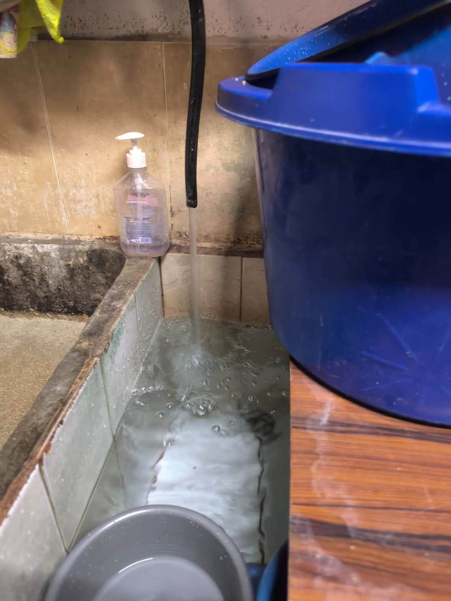 netobran's tweet photo. Gracias a Dios ya cayendo agua en Santa Marta!
Sufrí en arreglar el pozo, por la grande que es.
Estuvo duro y ya  el pozo está produciendo 400 galones https://t.co/H97wQlnl1X