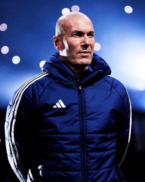 mbafraaude's tweet photo. Qué entrenador de absoluto culto es Don Zinedine Zidane. Siempre se hablan de sus Champions y lo bueno que era gestionando el vestuario, pero nunca se ha hablado del genio táctico que es. Maestro. https://t.co/xzUFH1eOFy