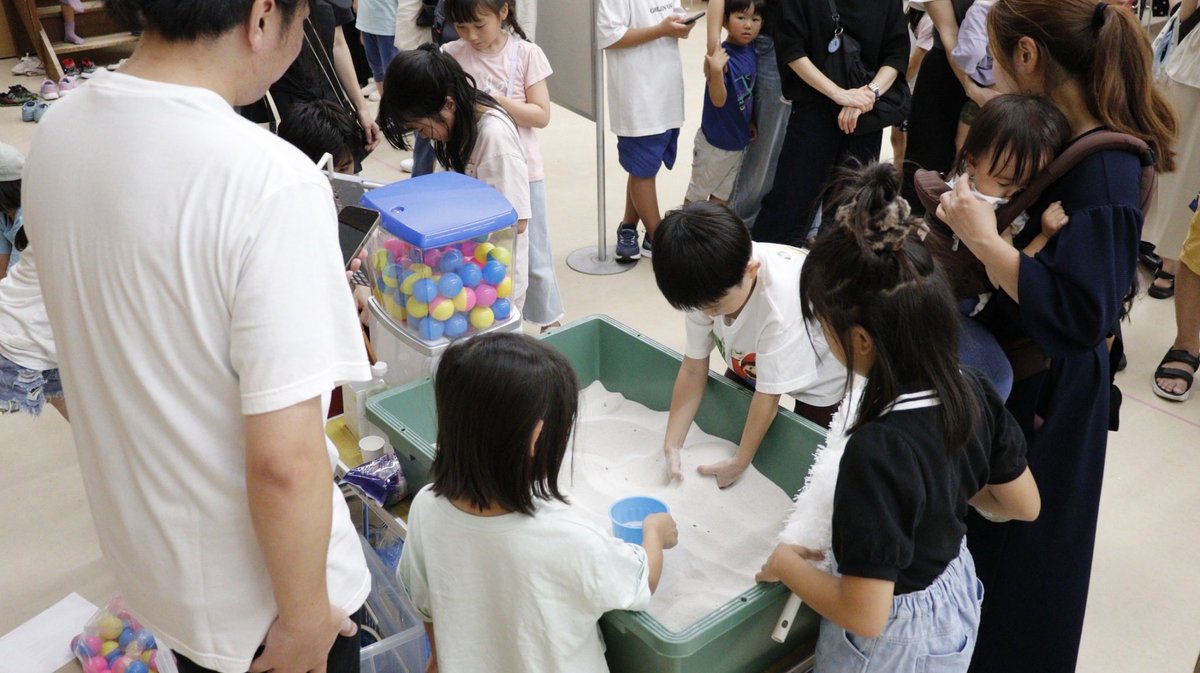 Riko_craft's tweet photo. 秋祭りを開催。
区民ホールに約400名の来場者さんたち

すごくたくさんの方から感謝の言葉もいただきました。

#子ども食堂 https://t.co/Vi4vIlfHPU
